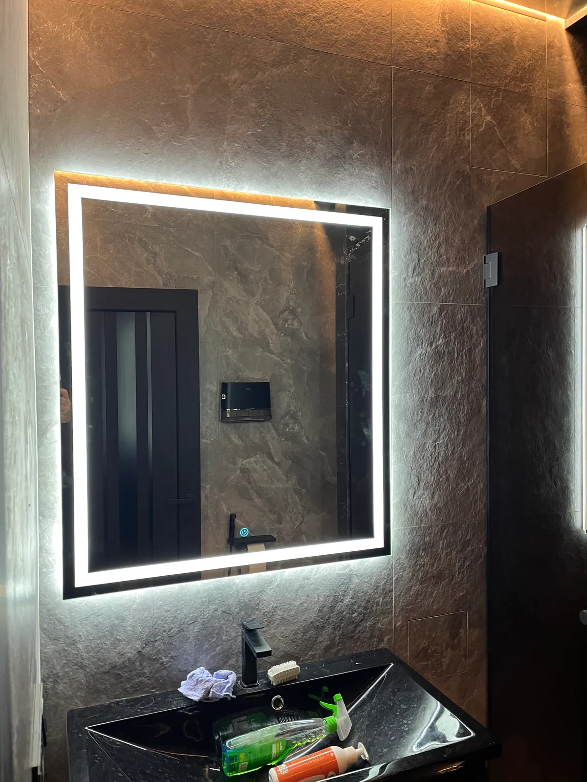 Квадратне LED дзеркало з підсвіткою над умивальником